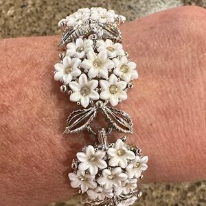 Vintage Lisner bracelet and clip on earring set